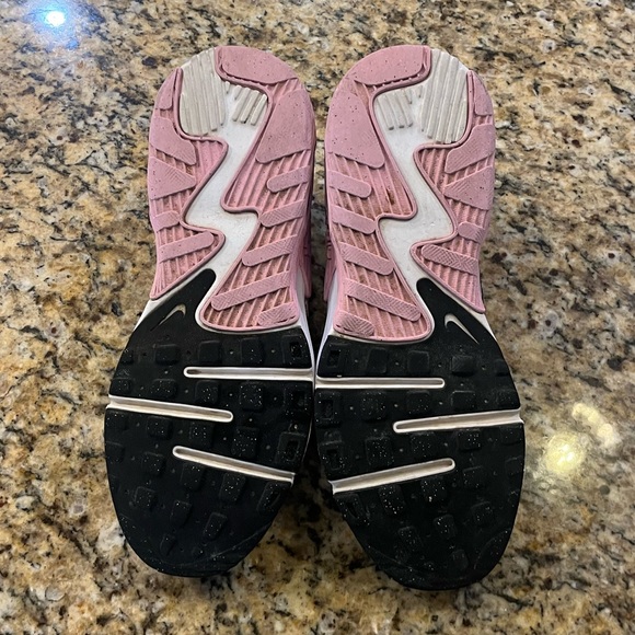 Woman’s Nike Air Max Excee White Light Artic Pink Size 7! - Picture 3 of 8